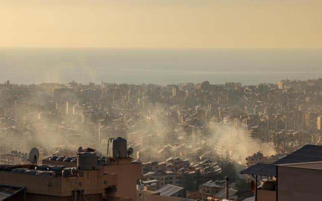 El humo cubre Beirut tras los últimos ataques israelíes.