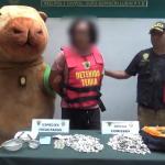 Los agentes, uno de ellos disfrazado de capibara, con el detenido y la droga incautada.