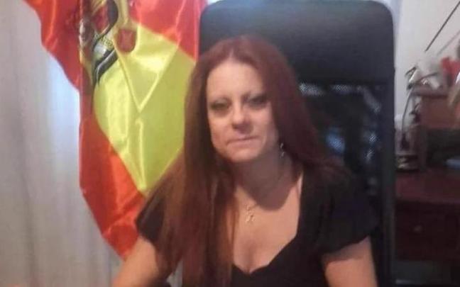 La directora general de Justicia de Aragón, Esmeralda Pastor, posa con la bandera franquista detrás. La directora general de Justicia de Aragón, Esmeralda Pastor, posa con la bandera franquista detrás.