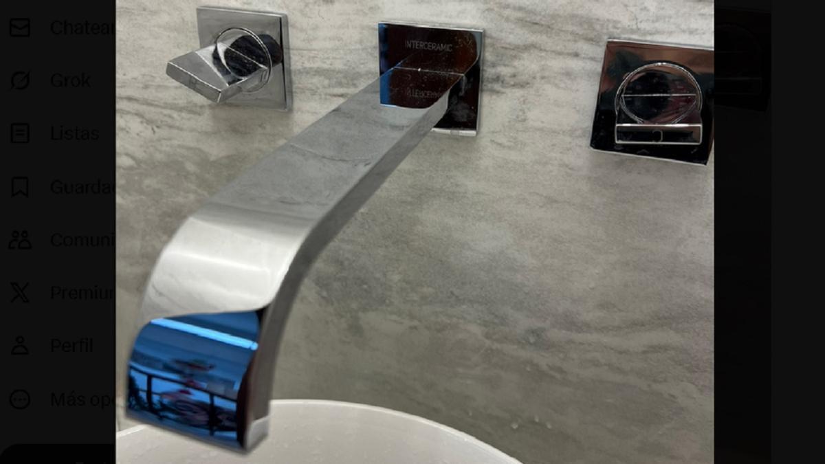 El grifo nuevo del baño reformado.