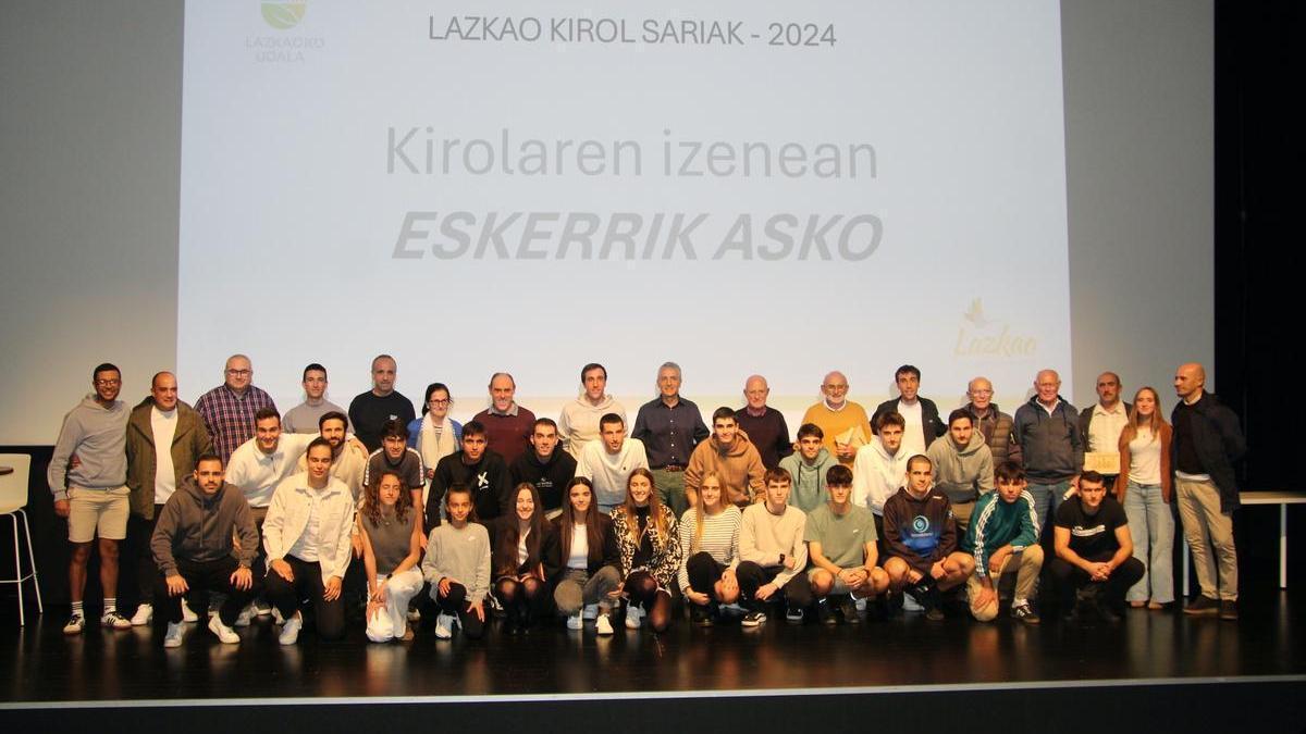 Homenajeados en la primera gala del deporte de Lazkao.