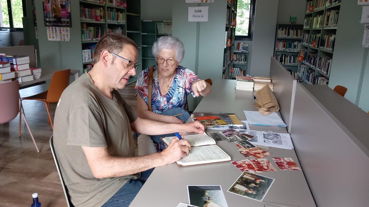 Merche Ugarte y el etnógrafo de Aranzadi, Iñaki García Uribe, en sus encuentros para preparar el homenaje