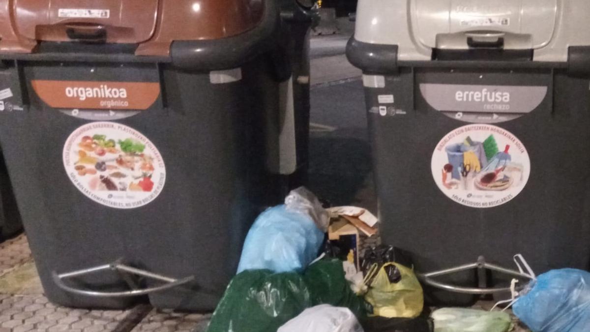 Contenedores de restos y orgánicos en Orio.