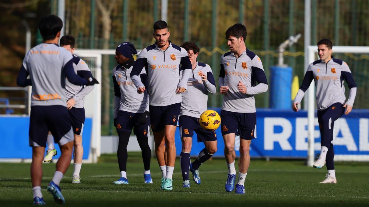 Varios jugadores de la Real, durante un entrenamiento de esta pasada semana en Zubieta. / REAL SOCIEDAD