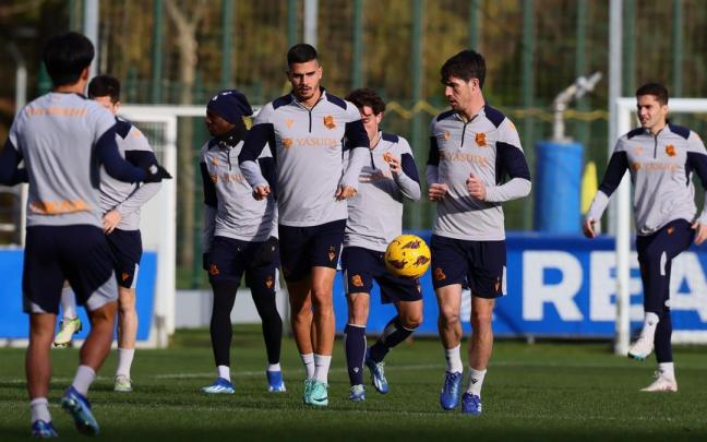 Varios jugadores de la Real, durante un entrenamiento de esta pasada semana en Zubieta. / REAL SOCIEDAD