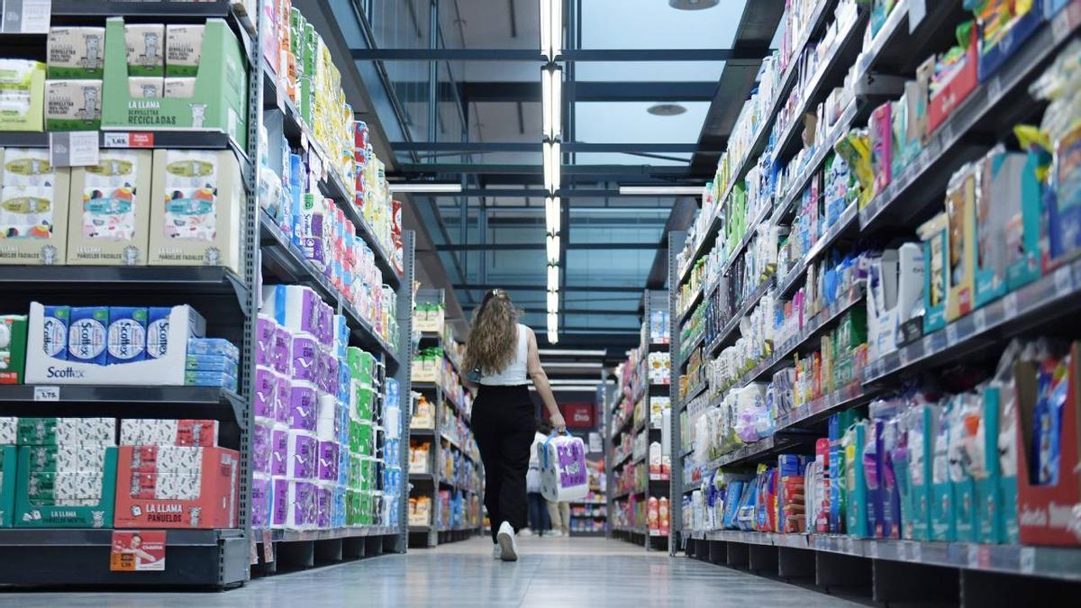 Una mujer hace la compra en un supermercado.