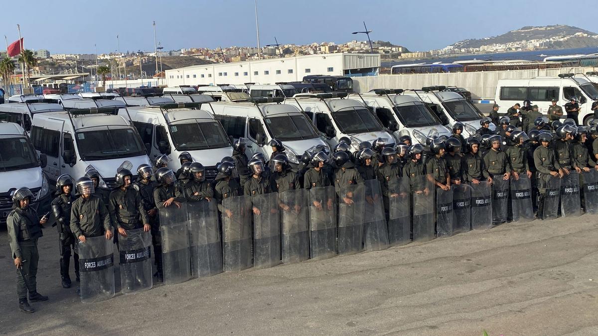 Un amplio dispositivo de la Guardia Civil vigila los accesos a Ceuta para frenar la entrada de migrantes procedentes de Marruecos.