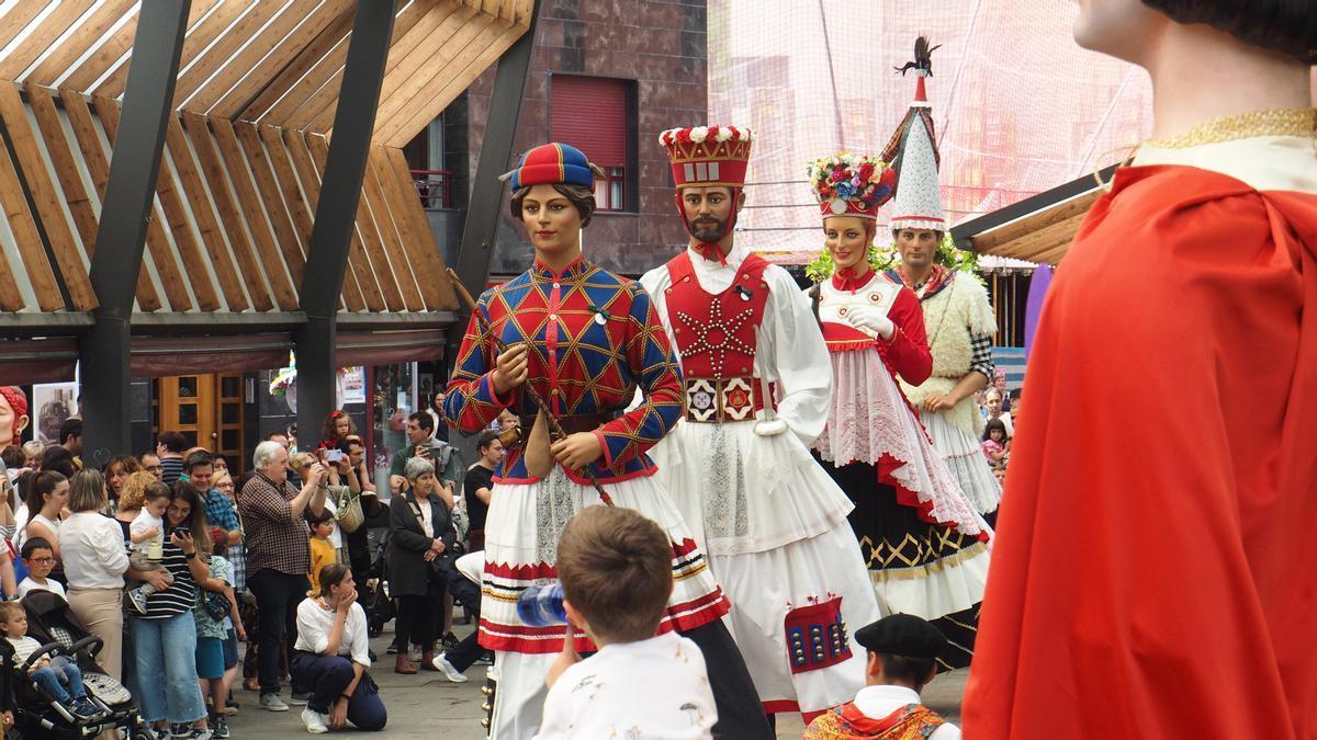 Los gigantes bailando al ritmo de la música en el parque de Maala en el encuentro de gigantes de 2023