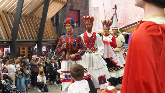 Los gigantes bailando al ritmo de la música en el parque de Maala en el encuentro de gigantes de 2023 / Aitor Los gigantes bailando al ritmo de la música en el parque de Maala en el encuentro de gigantes de 2023