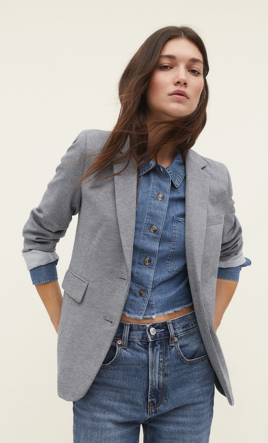 Americana gris de punto.