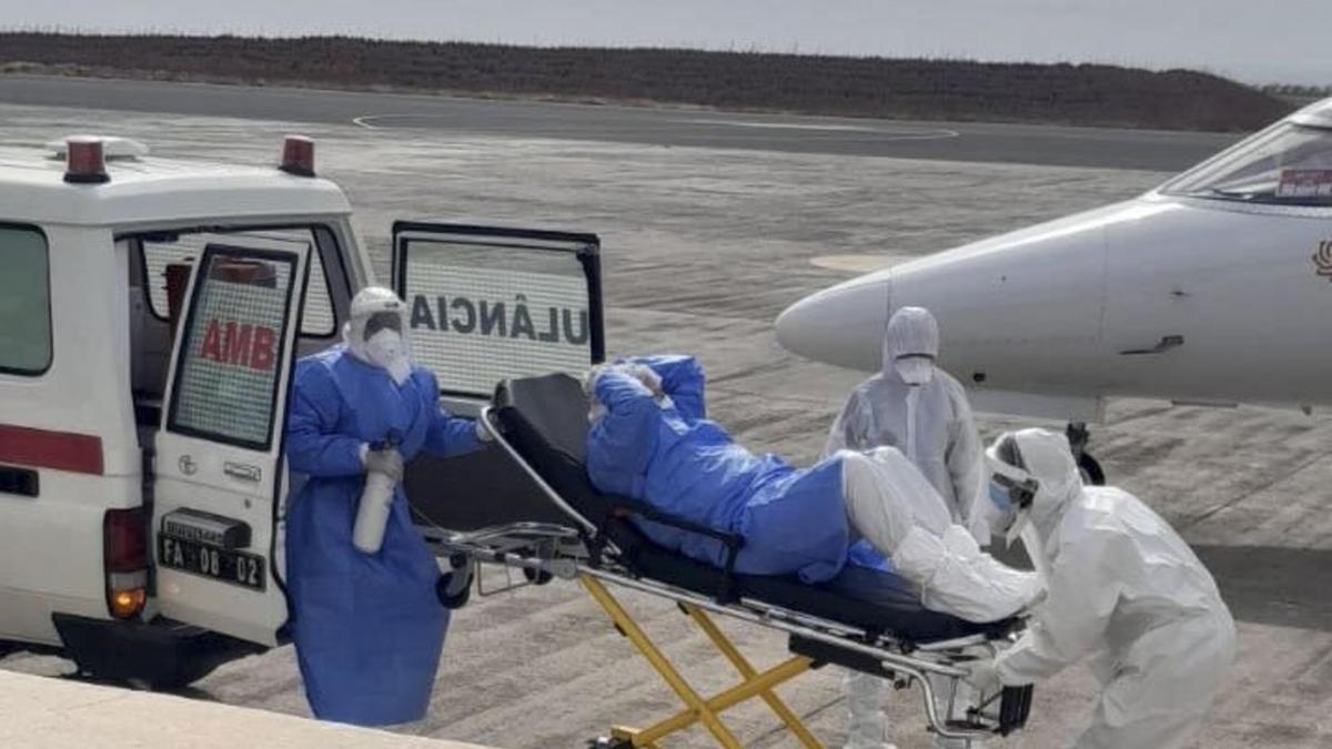 Evacuación de uno de los afectados por el hantavirus.