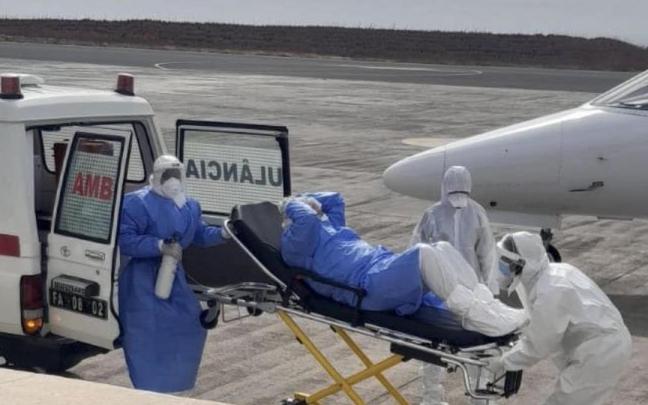 Evacuación de uno de los afectados por el hantavirus.