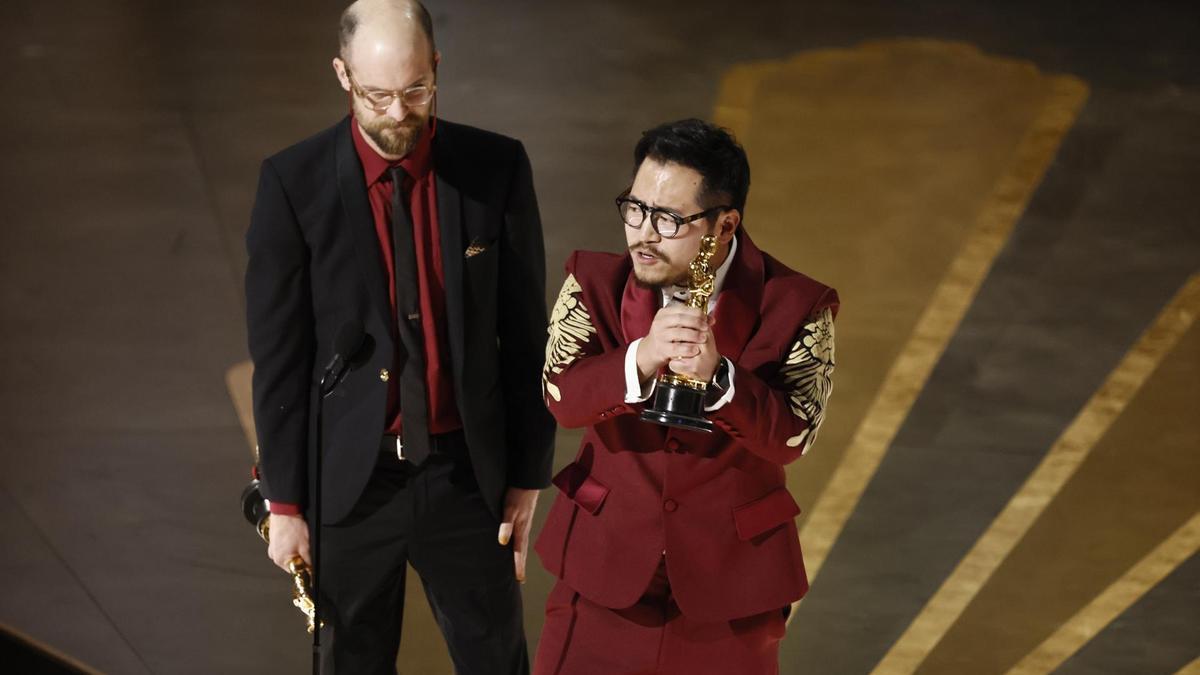 Daniel Scheinert (i) y Daniel Kwan, grandes triunfadores de la gala de los Oscar.
