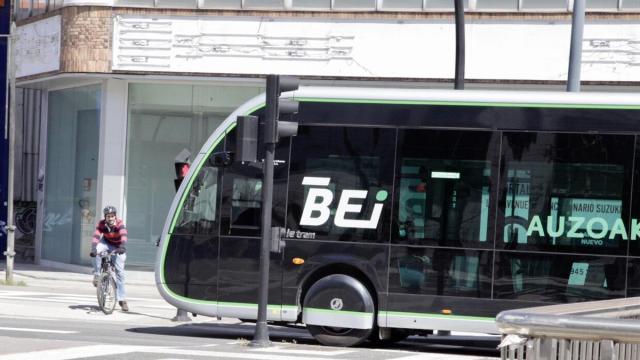 Una unidad del BEI circula por las calles de Gasteiz PILAR BARCO
