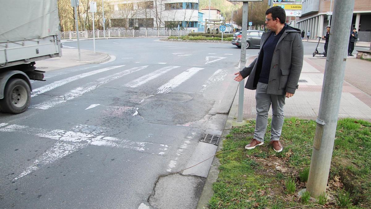 El portavoz jeltzale, Ander Garay, en Nafarroa Etorbidea, donde el PNV urge al Gobierno municipal que intervenga de inmediato.