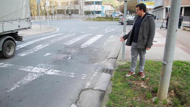 El portavoz jeltzale, Ander Garay, en Nafarroa Etorbidea, donde el PNV urge al Gobierno municipal que intervenga de inmediato.