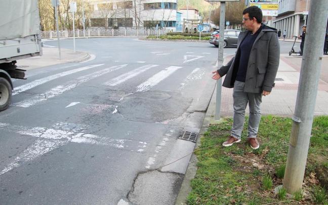 El portavoz jeltzale, Ander Garay, en Nafarroa Etorbidea, donde el PNV urge al Gobierno municipal que intervenga de inmediato.