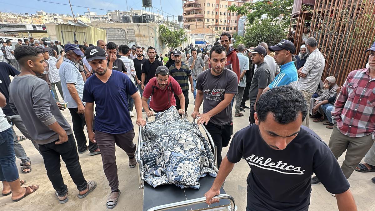 Un grupo de palestinos transporta un cadáver hasta la morgue del Hospital Nasser.