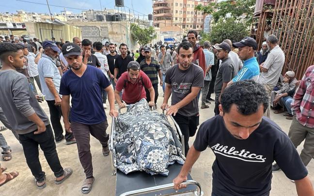 Un grupo de palestinos transporta un cadáver hasta la morgue del Hospital Nasser.