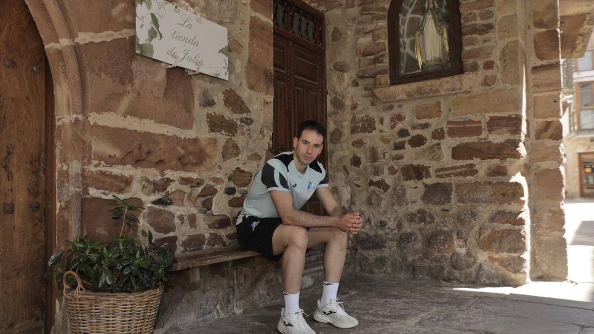 Darío Gómez posa en Ezcaray, su localidad natal, a pocos días de jugar su primer final del Manomanista.