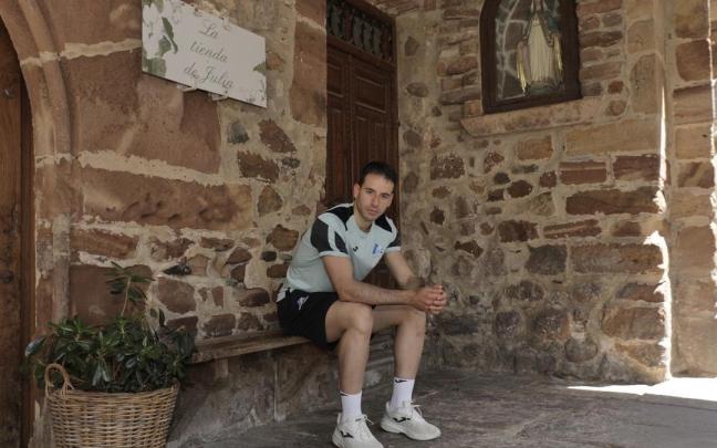 Darío Gómez posa en Ezcaray, su localidad natal, a pocos días de jugar su primer final del Manomanista.