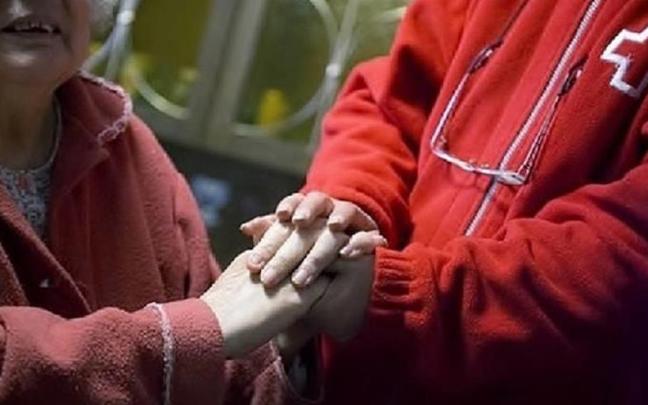 Un miembro de Cruz Roja atiende a una mujer Un miembro de Cruz Roja atiende a una mujer