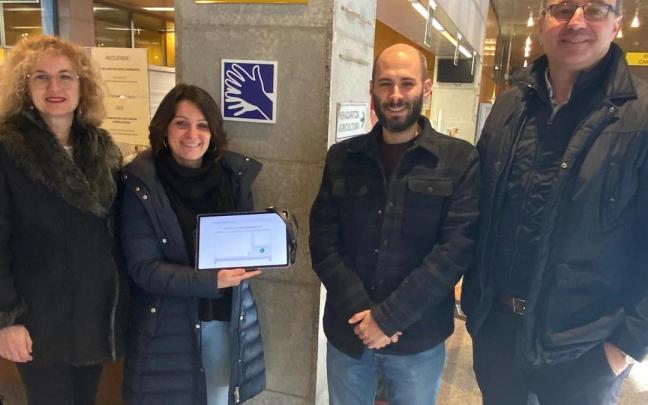 Arabako Aldundiak pertsona gorrentzako bideokonferentzia bidezko interprete zerbitzu bat abiatu du.