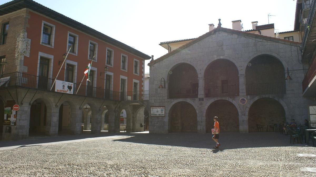 Vista de la plaza del ayuntamiento de Zestoa.