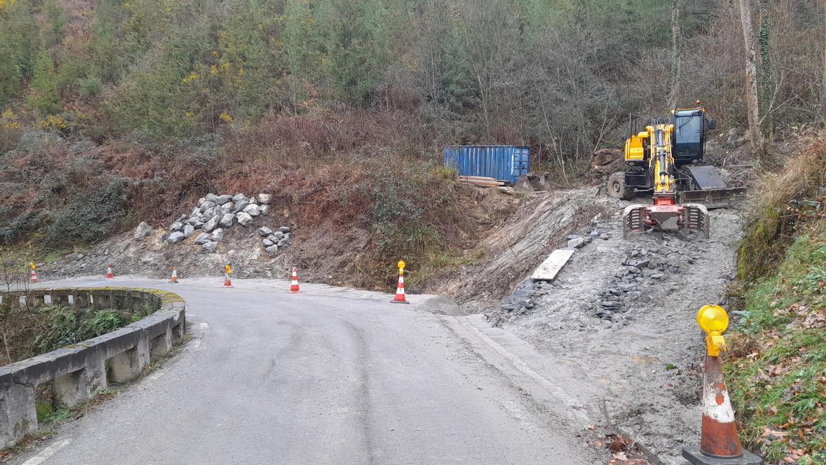 Las máquinas ya trabajan en la mejora de la carreterra entre Nuarbe y Beizama.