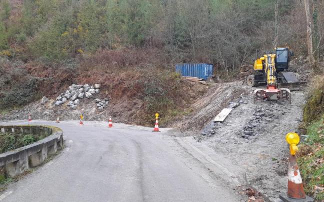 Las máquinas ya trabajan en la mejora de la carreterra entre Nuarbe y Beizama.