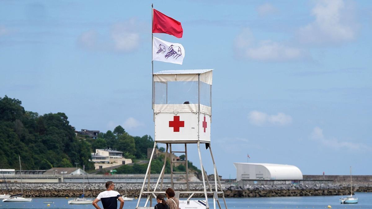 Bandera roja por la aparición de medusas portuguesas