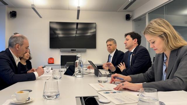 A lo largo de la jornada se han mantenido reuniones con representantes de Euromobiliare AM, Intesa, Unicredit y Eurizon Capital.