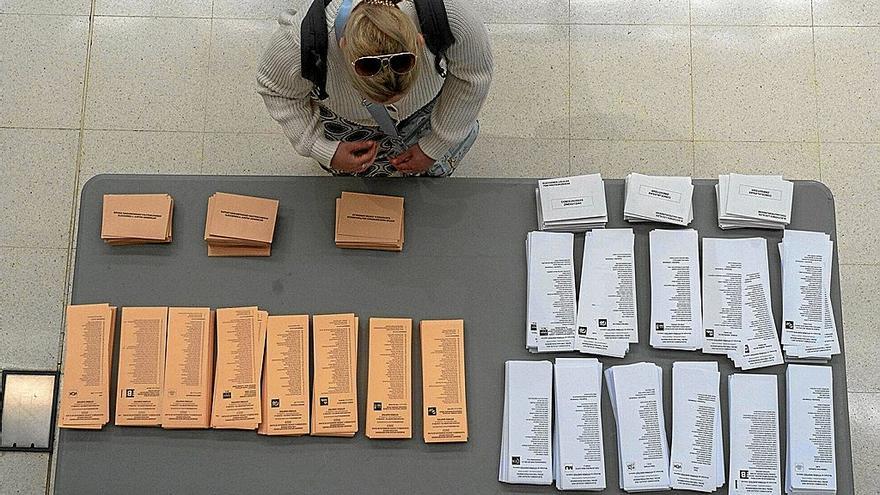 Mesa con papeletas de diferentes partidos en las elecciones municipales y forales del 28 de mayo. | FOTO: ALEX LARRETXI