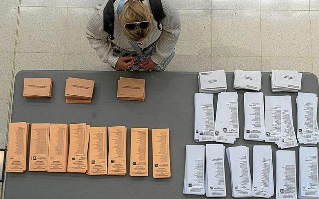 Mesa con papeletas de diferentes partidos en las elecciones municipales y forales del 28 de mayo. | FOTO: ALEX LARRETXI Mesa con papeletas de diferentes partidos en las elecciones municipales y forales del 28 de mayo. | FOTO: ALEX LARRETXI