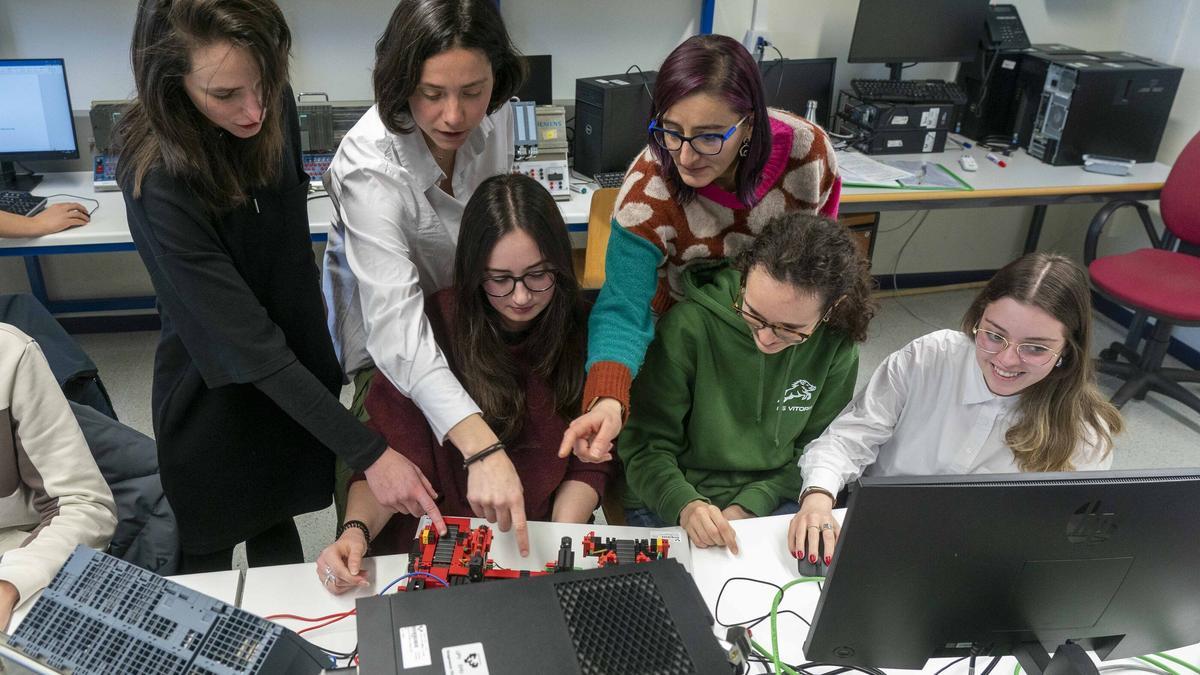 Emakumeak Zientzian ha desplegado del 3 al 11 de febrero una programación intensa de talleres, visitas, mesas redondas y actividades divulgativas