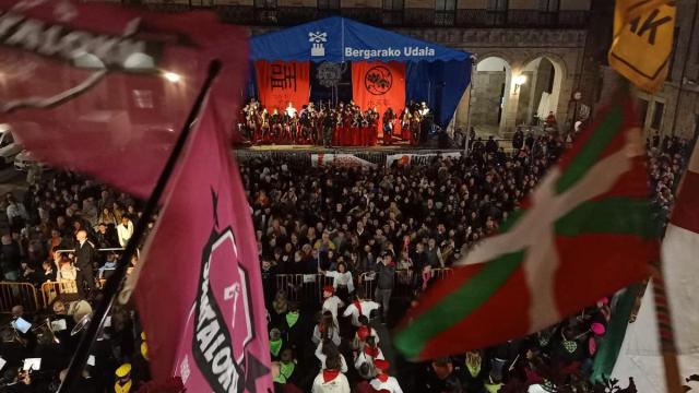 Una imagen general de la tamborrada a su llegada a la plaza San Martín en una pasada edición.