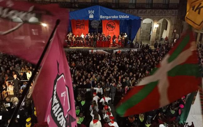 Una imagen general de la tamborrada a su llegada a la plaza San Martín en una pasada edición.