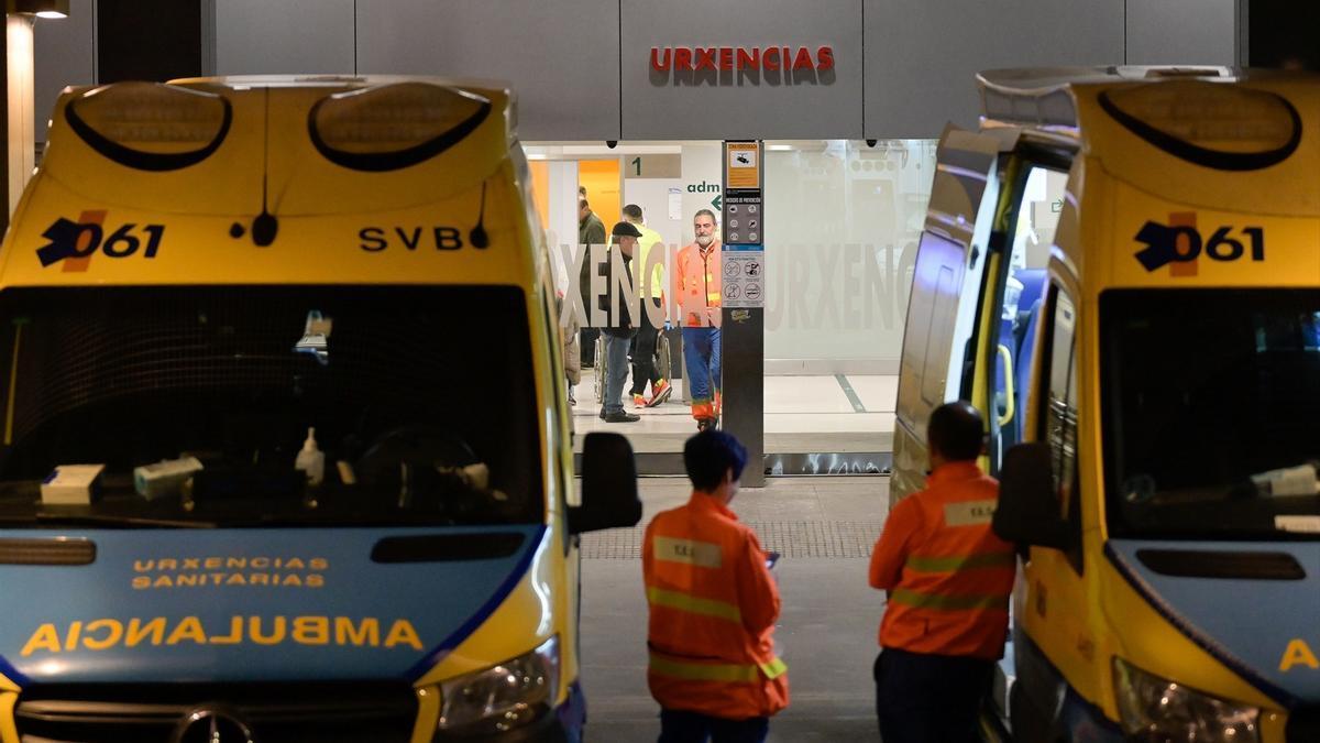 Varias ambulancias en las Urgencias del Complejo Hospitalario Universitario de A Coruña.