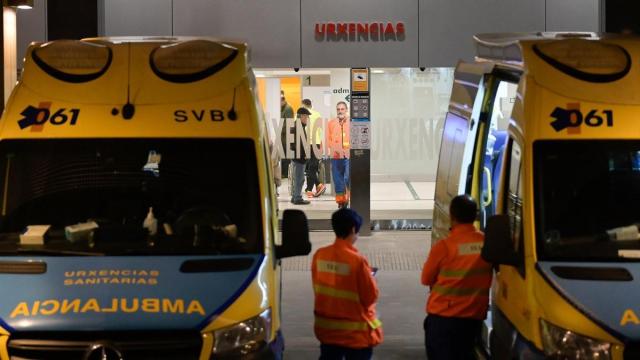 Varias ambulancias en las Urgencias del Complejo Hospitalario Universitario de A Coruña.