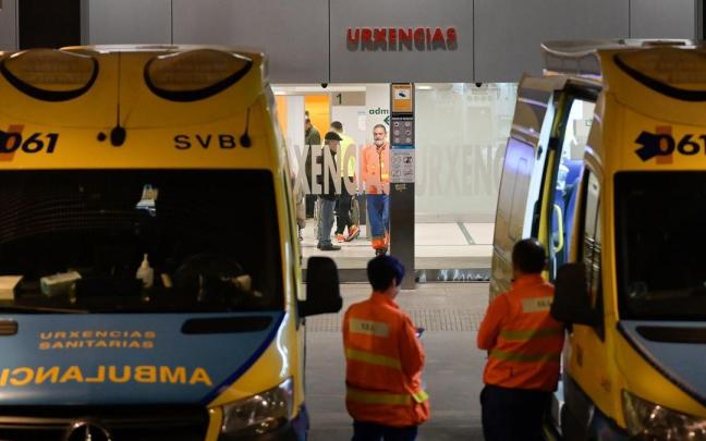 Varias ambulancias en las Urgencias del Complejo Hospitalario Universitario de A Coruña.