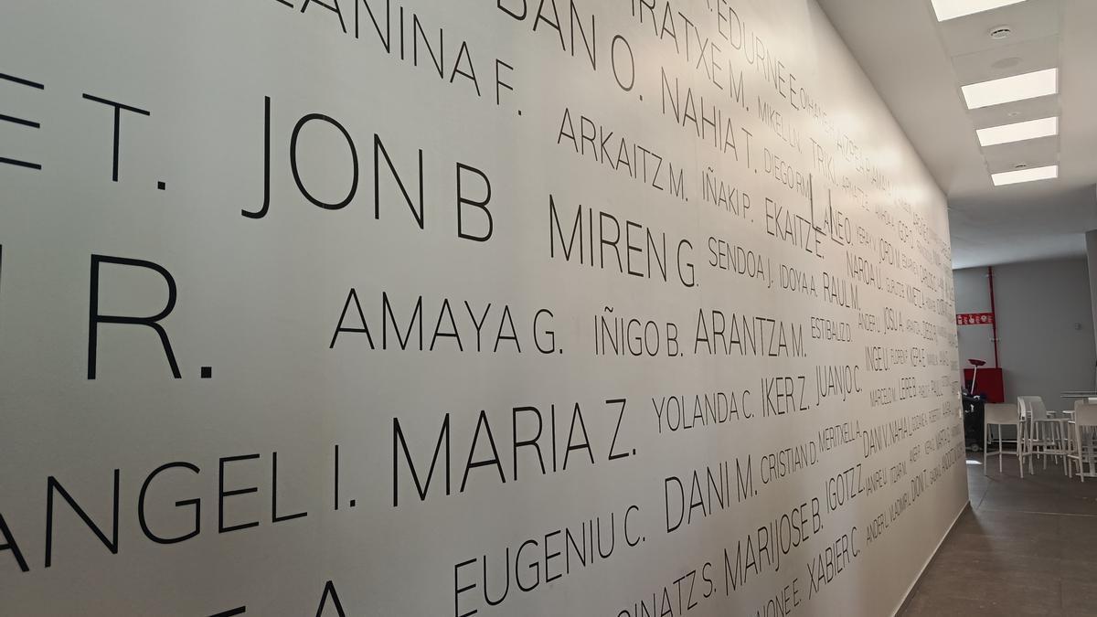 Una de las paredes principales del centro luce ahora un emotivo mural-homenaje a las y los trabajadores de la plantilla.