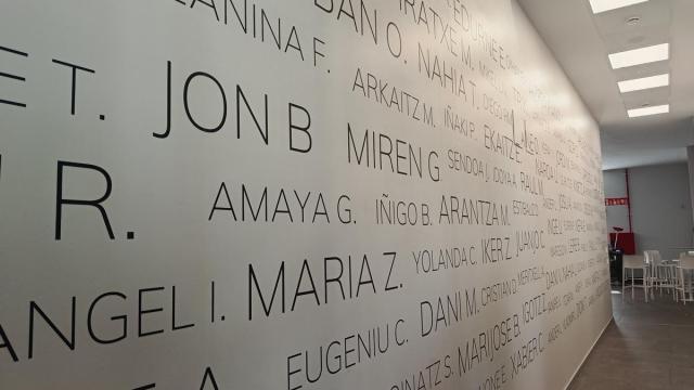 Una de las paredes principales del centro luce ahora un emotivo mural-homenaje a las y los trabajadores de la plantilla.