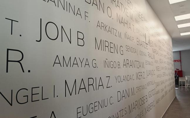 Una de las paredes principales del centro luce ahora un emotivo mural-homenaje a las y los trabajadores de la plantilla.