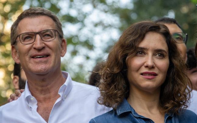 El líder del Partido Popular, Alberto Núñez Feijóo, y la presidenta de la Comunidad de Madrid, Isabel Díaz Ayuso, posan antes de la manifestación de SCC.
