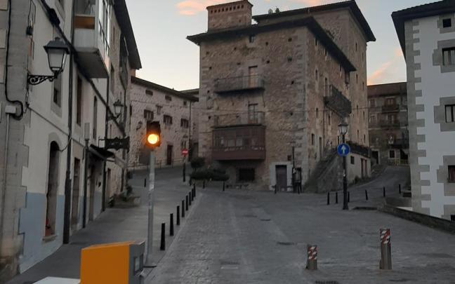 Semáforo y pivotes en el acceso al Casco Histórico de Artziniega por Hiriko Atea