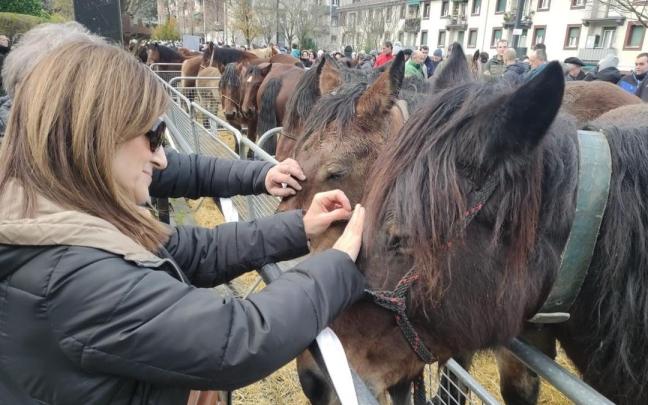 Emakume bat zaldi bat laztantzen, iazko ferian.