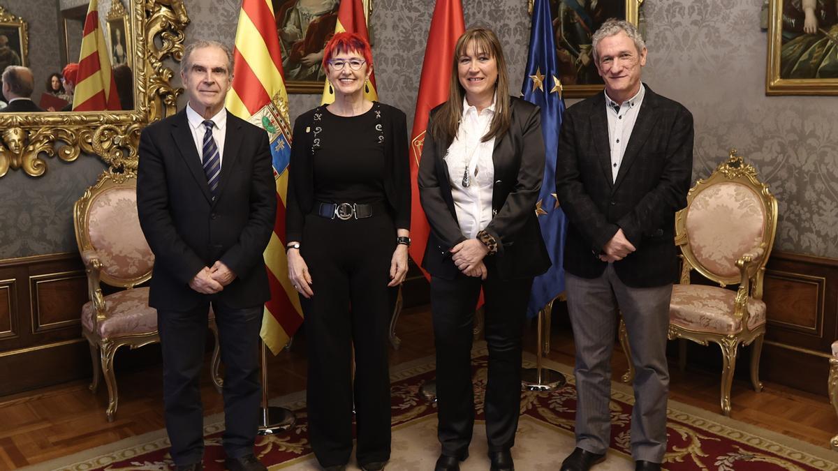 De izquierda a derecha: el director gerente del SNS-O, Gregorio Achutegui; la consejera Induráin; la consejera de Sanidad de Aragón, Sira Ripollés; y el director general de Asistencia Sanitaria de Aragón, José María Abad.