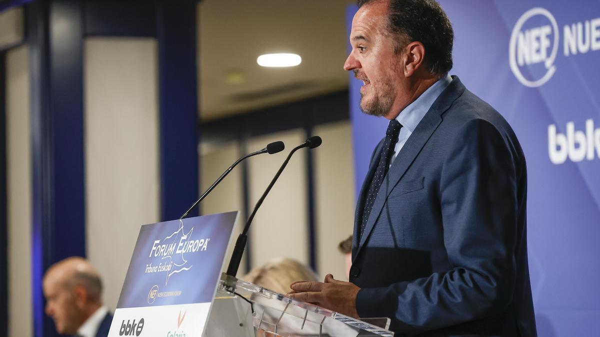 El presidente del PP vasco, Carlos Iturgaiz, en la presentación de los candidatos de su partido a las alcaldías de Bilbao, Gasteiz y Donostia