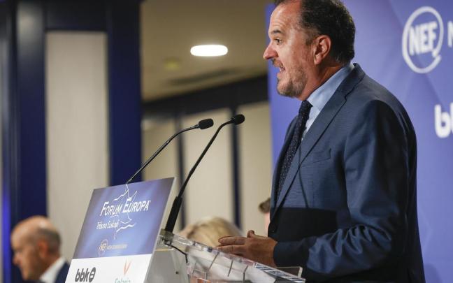 El presidente del PP vasco, Carlos Iturgaiz, en la presentación de los candidatos de su partido a las alcaldías de Bilbao, Gasteiz y Donostia