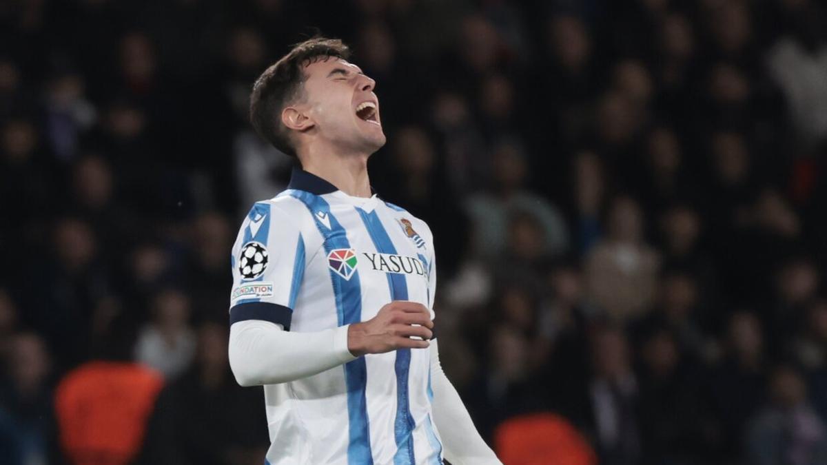 Martin Zubimendi se lamenta de una ocasión fallada. / EFE